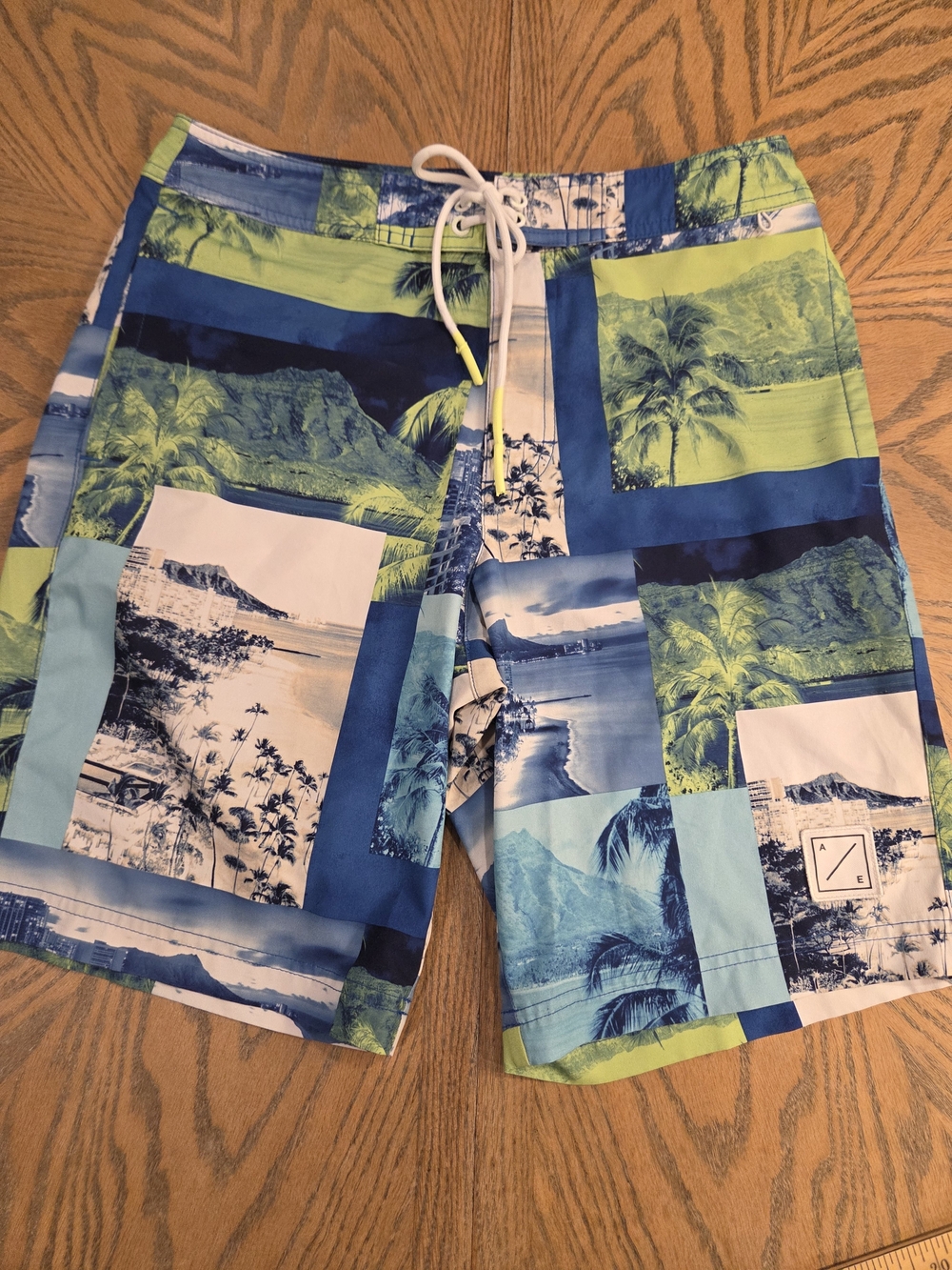 AE American Eagle Board Shorts Photo Patchwork Mens Size S Tropical Y2K Surf